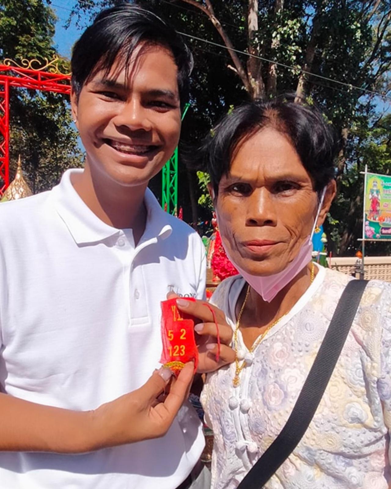 นักธุรกิจดวงปัง หอบประทัดแก้บน "ท้าวเวสสุวรรณ" ไม่พลาดขอ "เลขเด็ด" ลุ้นโชค
