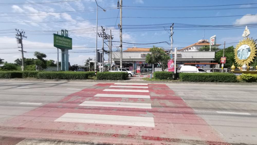 A 12-year-old mother reported her child being hit by a motorcyclist who was seriously hit, revealing that it was difficult to pay for treatment without insurance.