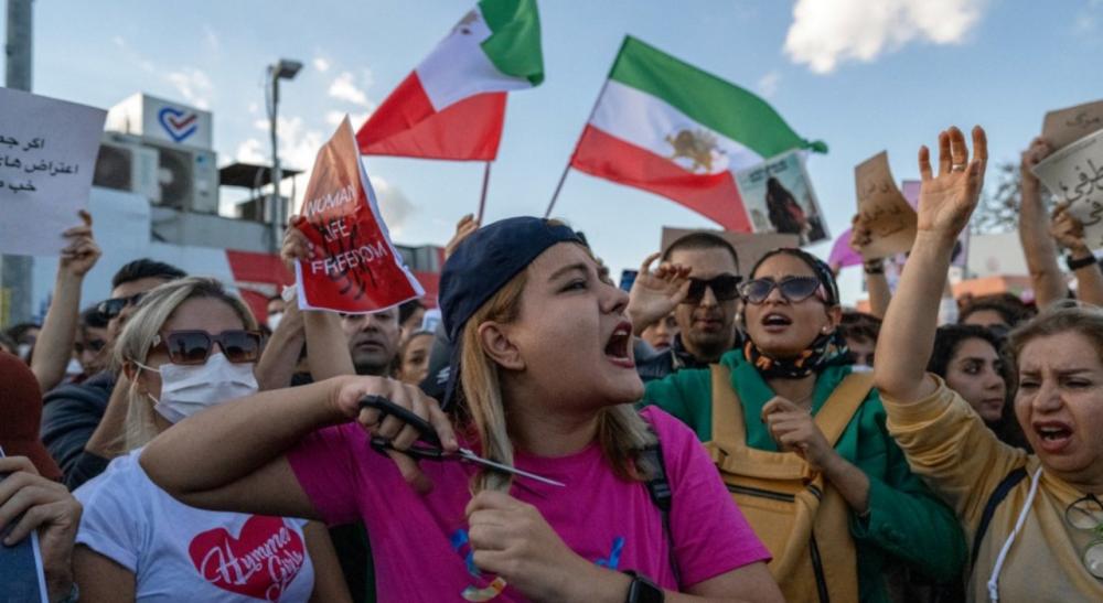 สตรีอิหร่านประท้วงใหญ่ "ตัดผม-เผาฮิญาบ" จุดชนวนการเปลี่ยนแปลงเพื่อเสรีภาพ