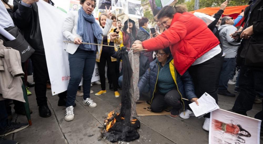 สตรีอิหร่านประท้วงใหญ่ "ตัดผม-เผาฮิญาบ" จุดชนวนการเปลี่ยนแปลงเพื่อเสรีภาพ