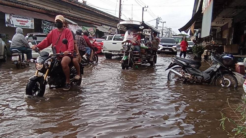 มวลน้ำจากน้ำจักราช ทะลักท่วม อ.พิมาย และสถานที่ราชการ บางจุดสูง 70 ซม.