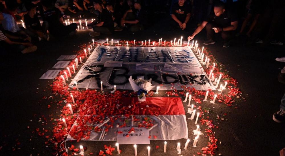 ชาวอินโดนีเซีย ร่วมไว้อาลัยเหยื่อจลาจลช็อกโลก เหยียบกันตายที่สนามฟุตบอล