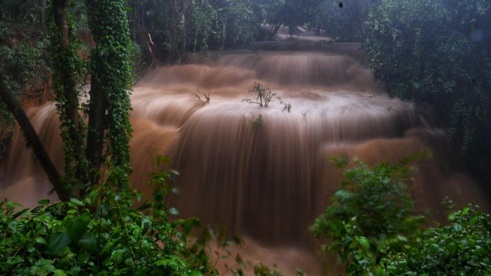 อุทยานฯ เขื่อนศรีนครินทร์ ปิดเที่ยวชั่วคราว หลังฝนตกหนัก น้ำป่าไหลหลาก