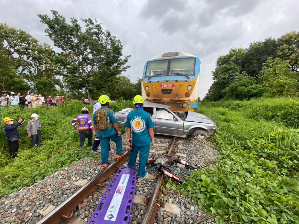 รถไฟชนเก๋งอดีตผู้สมัคร ส.ท.อุตรดิตถ์ หน้าวัดดอยท่าเสาลากไป 300 ม.ดับคาที่