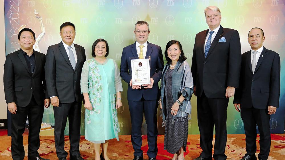 ประจักษ์-ละออ และ ร.ท.พญ.ปิยะชนก ตั้งคารวคุณ มอบถุงยังชีพช่วยเหลือผู้ประสบอุทกภัย