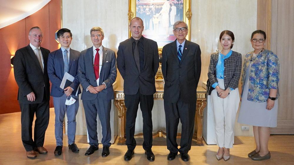 ประจักษ์-ละออ และ ร.ท.พญ.ปิยะชนก ตั้งคารวคุณ มอบถุงยังชีพช่วยเหลือผู้ประสบอุทกภัย