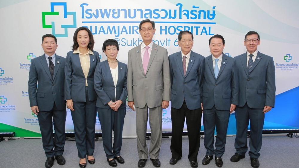 ประจักษ์-ละออ และ ร.ท.พญ.ปิยะชนก ตั้งคารวคุณ มอบถุงยังชีพช่วยเหลือผู้ประสบอุทกภัย