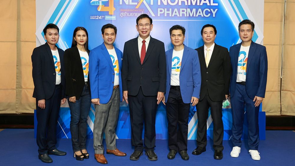 ชาติศิริ โสภณพนิช มอบรางวัลชนะเลิศ “โครงการรางวัลชมนาด” ให้ ศศิวิมล นทธี สุระเดชชะมงคล