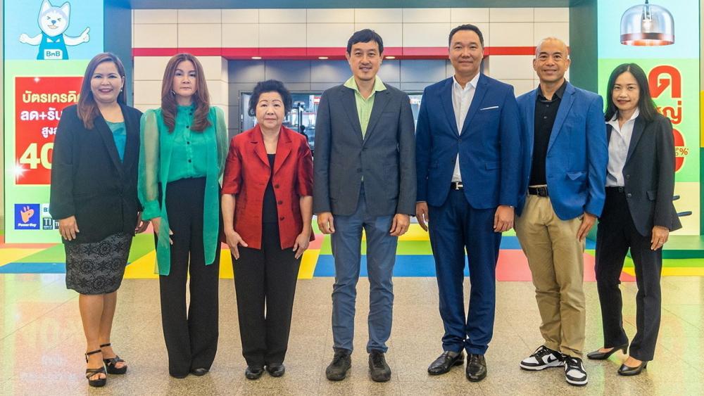 ชาติศิริ โสภณพนิช มอบรางวัลชนะเลิศ “โครงการรางวัลชมนาด” ให้ ศศิวิมล นทธี สุระเดชชะมงคล