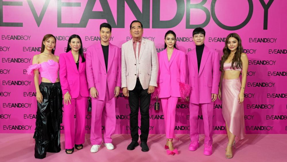 ชาติศิริ โสภณพนิช มอบรางวัลชนะเลิศ “โครงการรางวัลชมนาด” ให้ ศศิวิมล นทธี สุระเดชชะมงคล