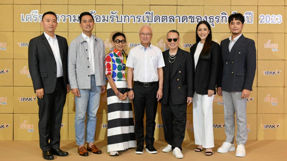 ชาติศิริ โสภณพนิช มอบรางวัลชนะเลิศ “โครงการรางวัลชมนาด” ให้ ศศิวิมล นทธี สุระเดชชะมงคล
