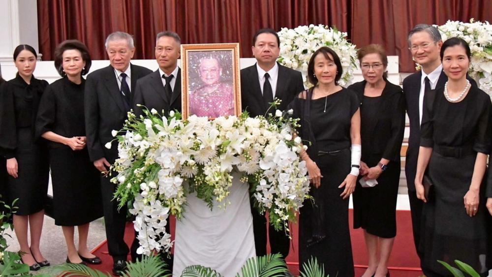 ชาติศิริ โสภณพนิช มอบรางวัลชนะเลิศ “โครงการรางวัลชมนาด” ให้ ศศิวิมล นทธี สุระเดชชะมงคล