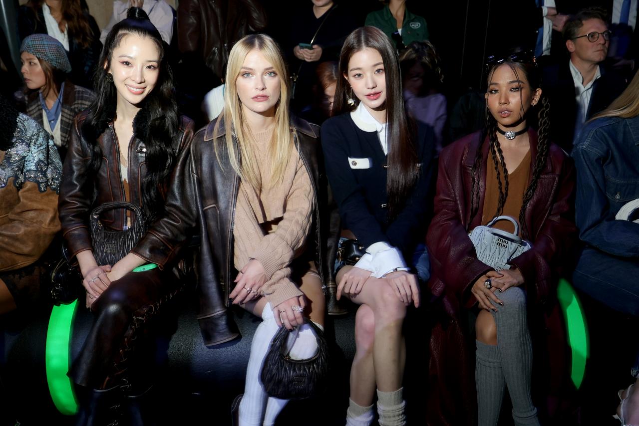 ส่องแฟชั่น “มิลลิ” และแบรนด์ Miu Miu ในงาน Paris Fashion Week 2022