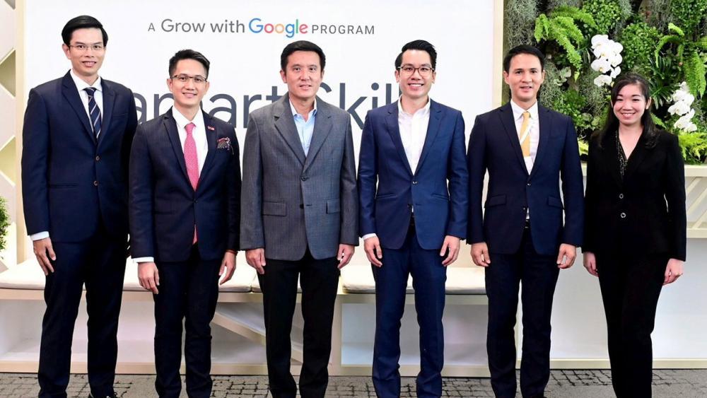 ประจักษ์-ละออ-ปิยะชนก ตั้งคารวคุณ มอบถุงยังชีพให้โครงการ BKK Food Bank