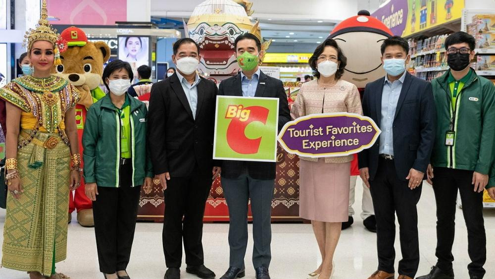 ประจักษ์-ละออ-ปิยะชนก ตั้งคารวคุณ มอบถุงยังชีพให้โครงการ BKK Food Bank