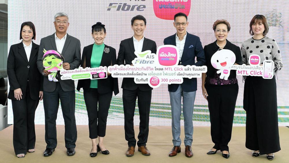 ประจักษ์-ละออ-ปิยะชนก ตั้งคารวคุณ มอบถุงยังชีพให้โครงการ BKK Food Bank