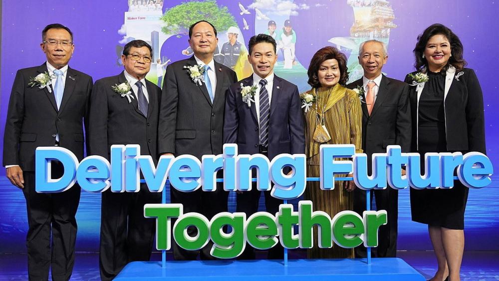 ประจักษ์-ละออ-ปิยะชนก ตั้งคารวคุณ มอบถุงยังชีพให้โครงการ BKK Food Bank