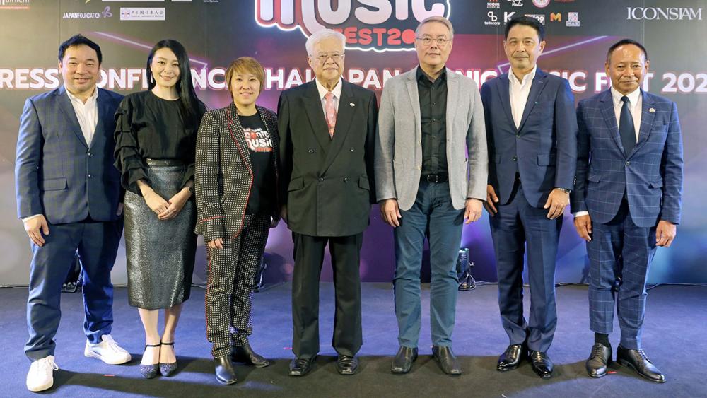 ประจักษ์-ละออ-ปิยะชนก ตั้งคารวคุณ มอบถุงยังชีพให้โครงการ BKK Food Bank