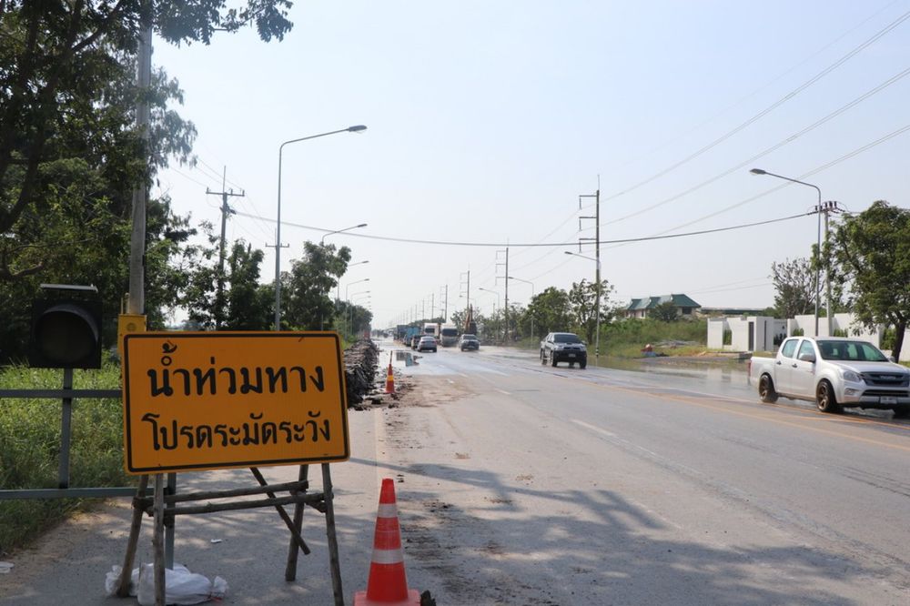 น้ำท่วมอ่างทอง เอ่อทะลักข้ามถนนสาย 33 ป่าโมก-สุพรรณบุรี จนท.เร่งทำคันกั้น