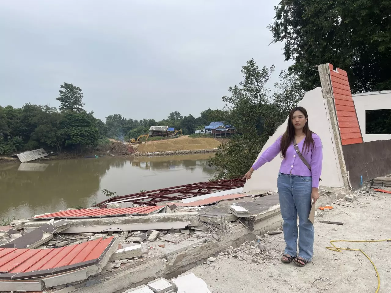 สาวบ้านโป่งร้องน้ำเซาะตลิ่งบ้านถล่ม เหตุมีเขื่อนฝั่งตรงข้าม กระแสน้ำเปลี่ยน