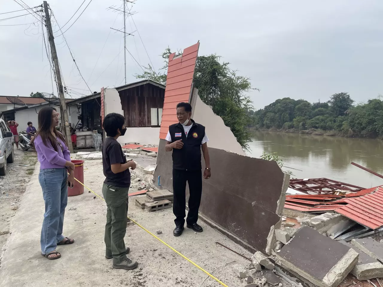 สาวบ้านโป่งร้องน้ำเซาะตลิ่งบ้านถล่ม เหตุมีเขื่อนฝั่งตรงข้าม กระแสน้ำเปลี่ยน