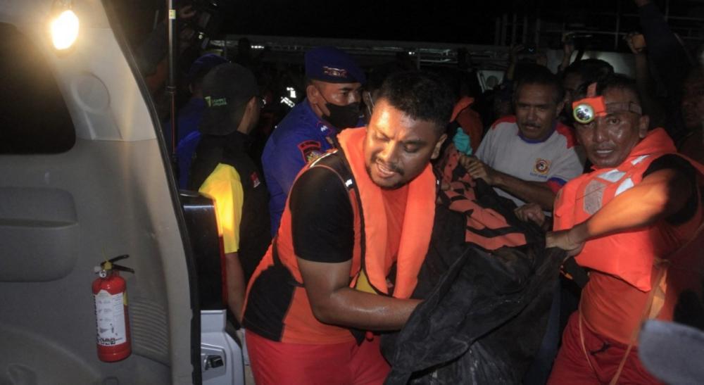 ระทึก ไฟไหม้เรือโดยสารอินโดฯ กว่า 200 คนหนีตายกระโดดลงน้ำ ดับ 14 ศพ 