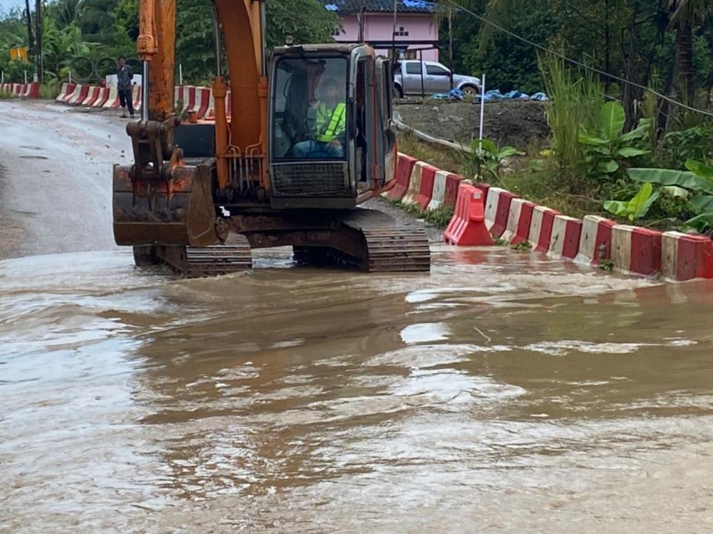 ฝนหนักน้ำอ่างช้างแรกล้น พัดทางเบี่ยงเข้า อ.บางสะพานน้อย ขาดชั่วคราว