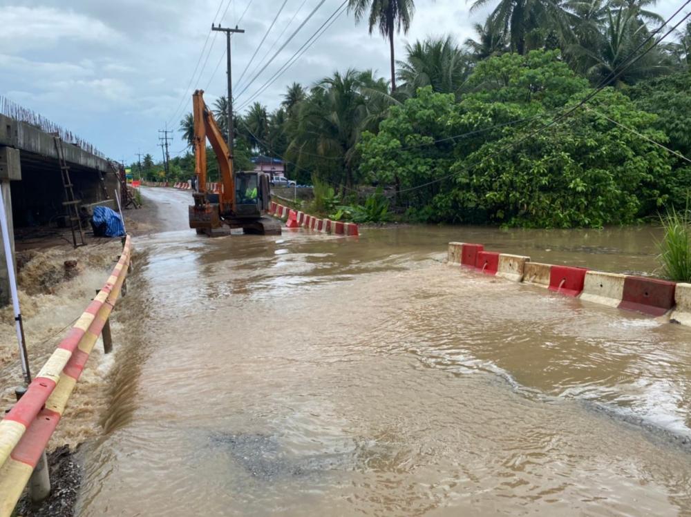 ฝนหนักน้ำอ่างช้างแรกล้น พัดทางเบี่ยงเข้า อ.บางสะพานน้อย ขาดชั่วคราว