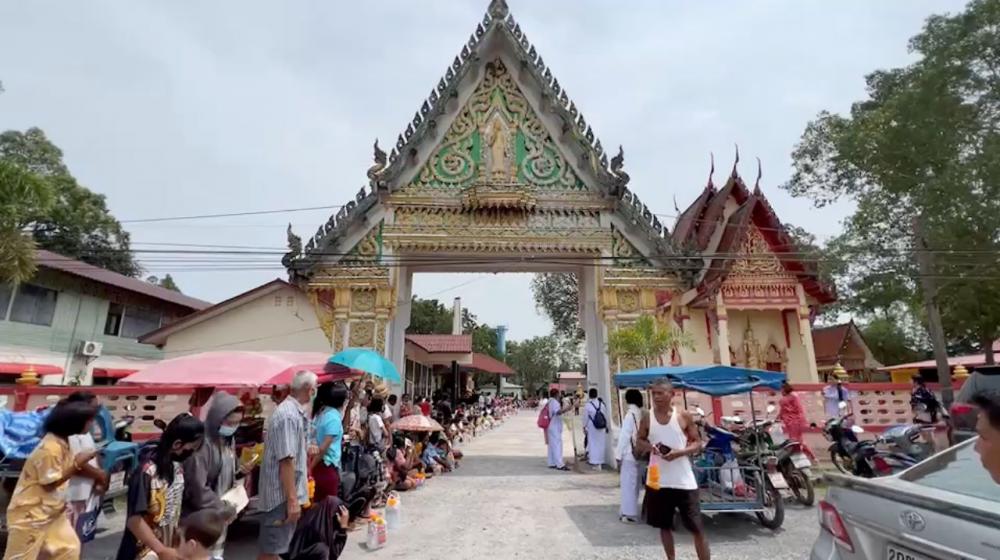 หลวงตาบุญชื่นเดินธุดงค์ผ่านถึงเมืองคอนแล้ว สาธุชนรอนมัสการตลอดทาง