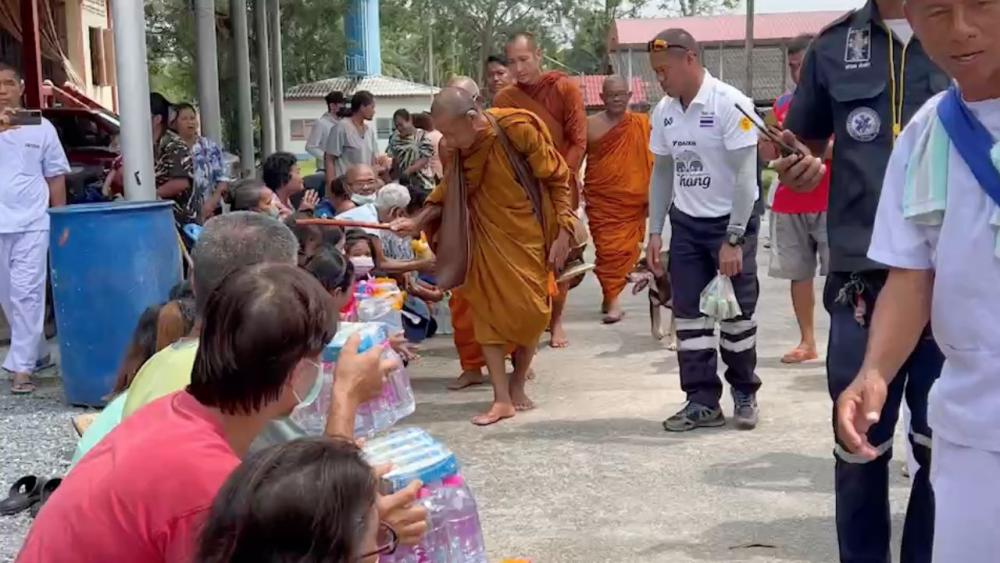 หลวงตาบุญชื่นเดินธุดงค์ผ่านถึงเมืองคอนแล้ว สาธุชนรอนมัสการตลอดทาง