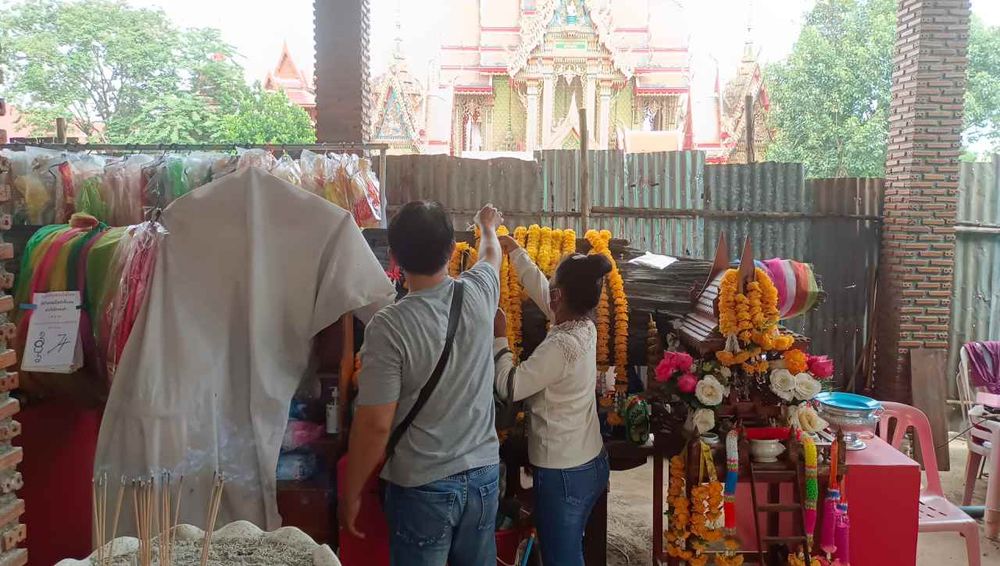 คอหวยไขคำใบ้ปริศนา "ตะเคียนแม่ศรีมณีทอง" หวังนำ "เลขเด็ด" ลุ้นโชค (คลิป)
