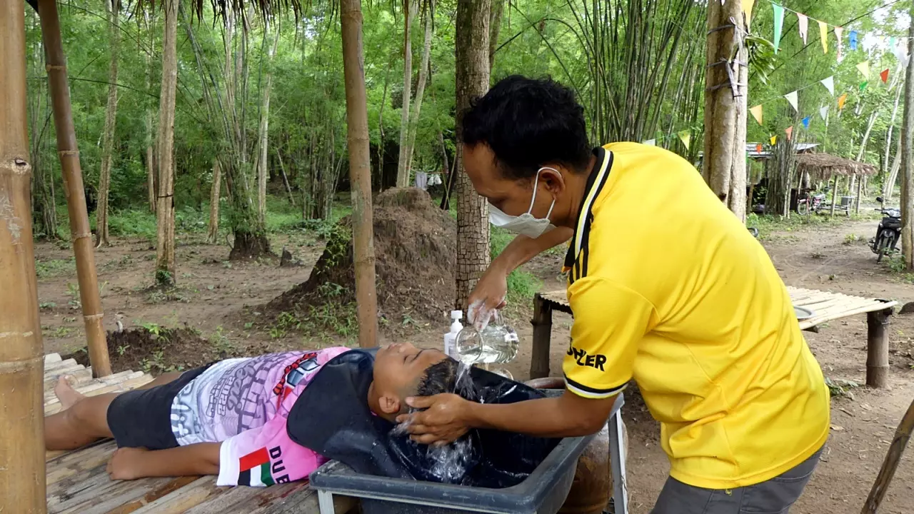 บาร์เบอร์ ตัดผมกลางป่า นอนสระผมบนแคร่ ท่ามกลางธรรมชาติ