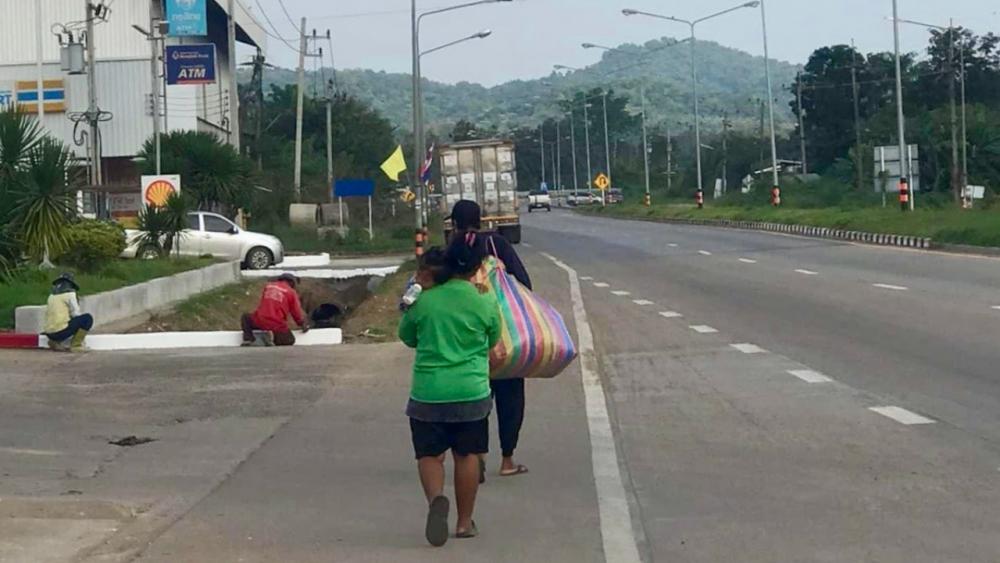 น้ำใจพ่อค้าผ้า ช่วยพ่อแม่ลูก พาไปส่งบขส. ให้ค่ารถกลับบ้านอีก 2 พัน