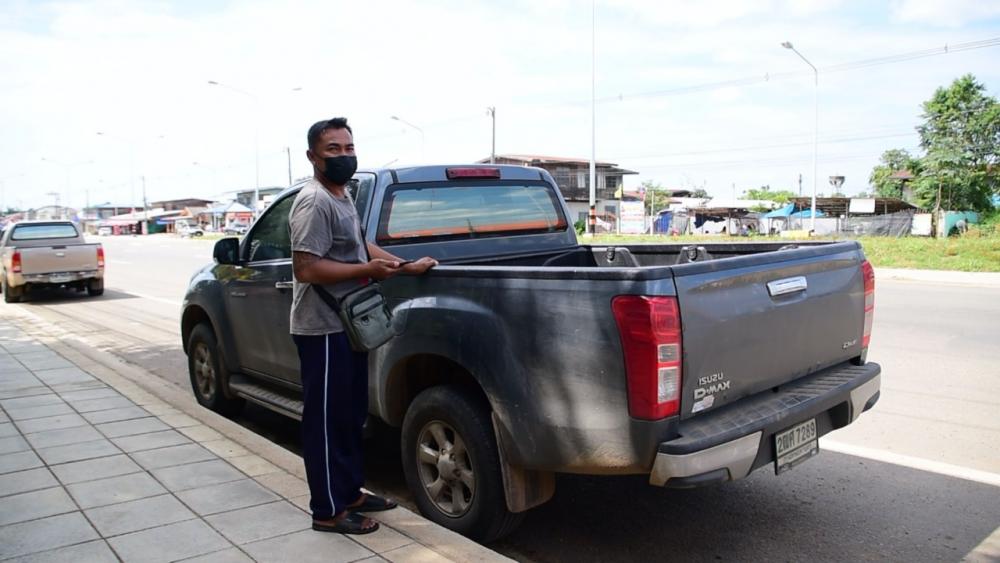 น้ำใจพ่อค้าผ้า ช่วยพ่อแม่ลูก พาไปส่งบขส. ให้ค่ารถกลับบ้านอีก 2 พัน