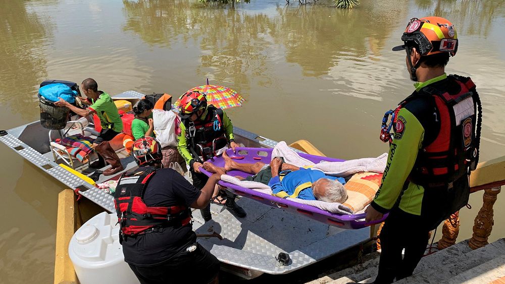อ่างทองผวา นอนเต็นท์ริมถนน น้ำท่วมรถวิ่งผ่าน สิงห์บุรีอพยพหนี