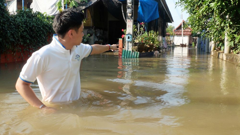 อ่างทองผวา นอนเต็นท์ริมถนน น้ำท่วมรถวิ่งผ่าน สิงห์บุรีอพยพหนี