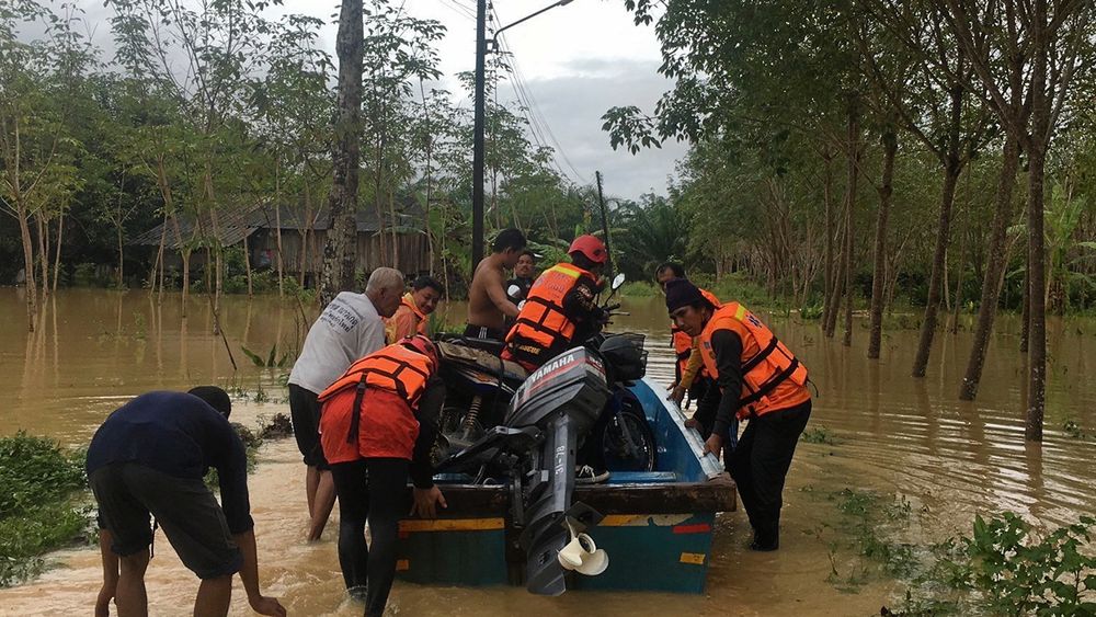 อ่างทองผวา นอนเต็นท์ริมถนน น้ำท่วมรถวิ่งผ่าน สิงห์บุรีอพยพหนี