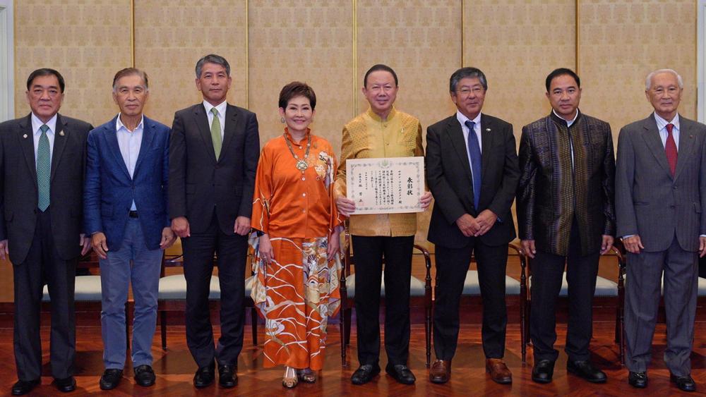 เมืองไทยประกันชีวิต มอบหมวกนิรภัยให้ ดร.สุทธิพล ทวีชัยการ เลขาธิการ คปภ.
