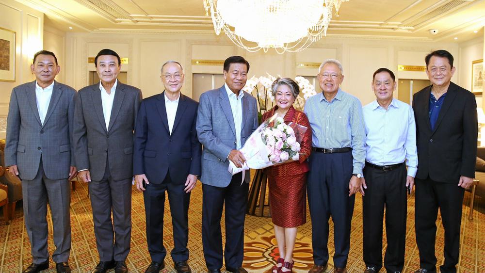 เมืองไทยประกันชีวิต มอบหมวกนิรภัยให้ ดร.สุทธิพล ทวีชัยการ เลขาธิการ คปภ.