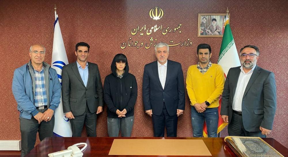 ชาวอิหร่านแห่ต้อนรับนักปีนผาหญิงกลับบ้าน หลังไม่สวมฮิญาบลงแข่งที่เกาหลีใต้