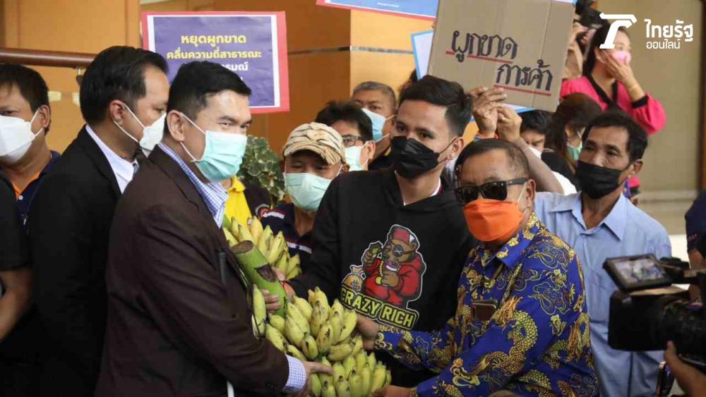 “ธนาธร” บุก กสทช.ค้านควบรวม “ทรู-ดีแทค” แนะ รัฐหาผู้ลงทุนแทนดีกว่าควบรวม 