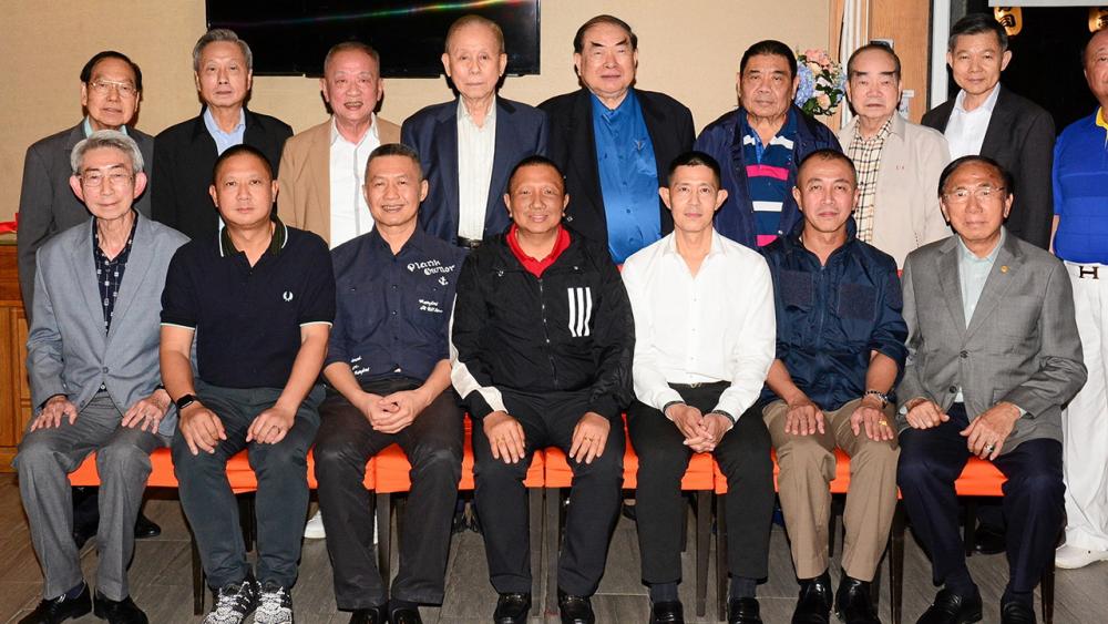 ละออ ตั้งคารวคุณ มอบถุงยังชีพให้ประชาชนผู้ประสบอุทกภัยในพื้นที่ อ.ป่าโมก