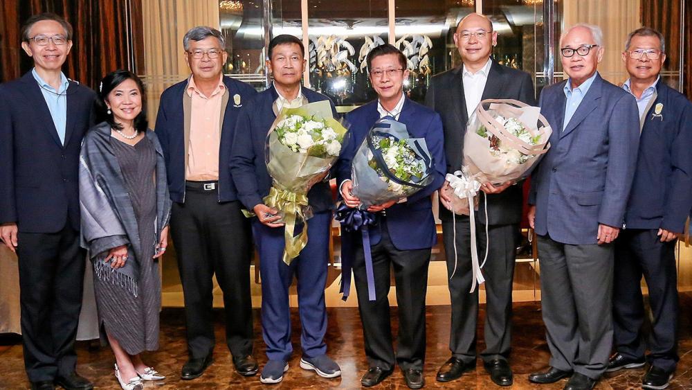 ละออ ตั้งคารวคุณ มอบถุงยังชีพให้ประชาชนผู้ประสบอุทกภัยในพื้นที่ อ.ป่าโมก