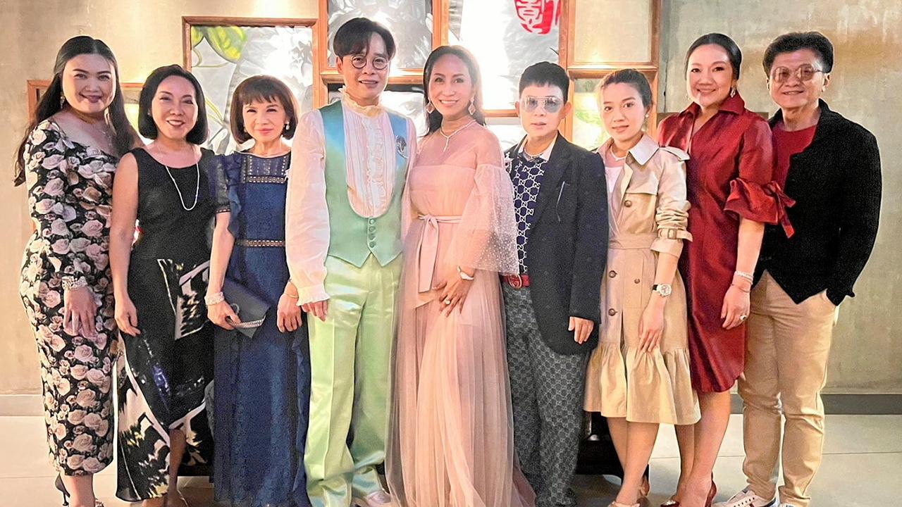 "สุริยน ศรีอรทัยกุล" ชวนเพื่อนสนิทร่วมเซอร์ไพรส์ฉลองวันเกิดให้ "อสิตา วิมลไชยจิต"