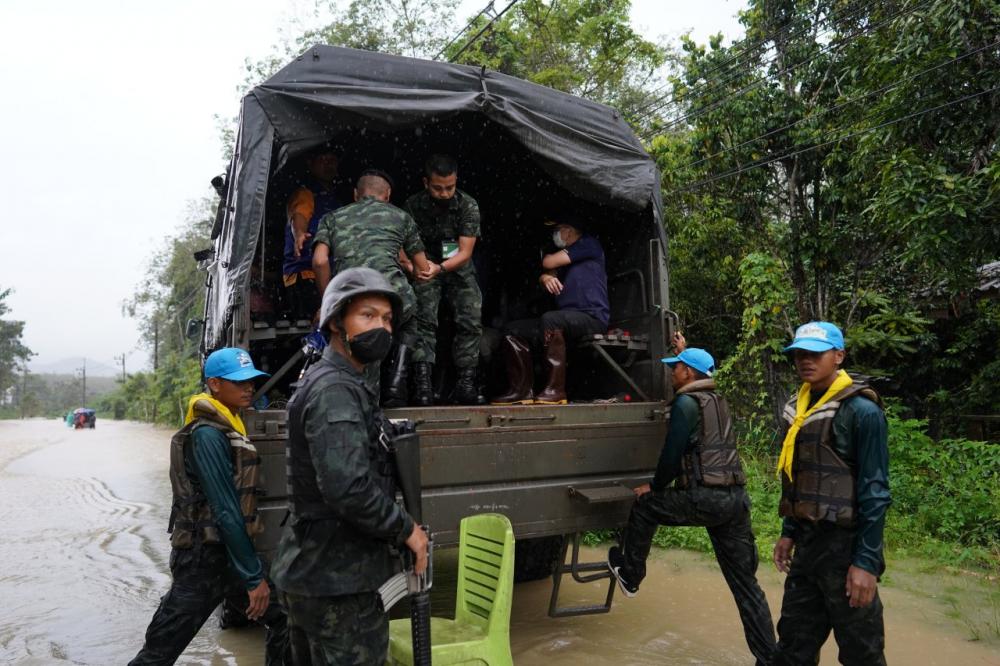 ฝนถล่มยะลา ท่วมแล้ว 3 อำเภอ รักษาการผู้ว่าฯ ลงเยี่ยมชาวบ้านที่ อ.ยะหา