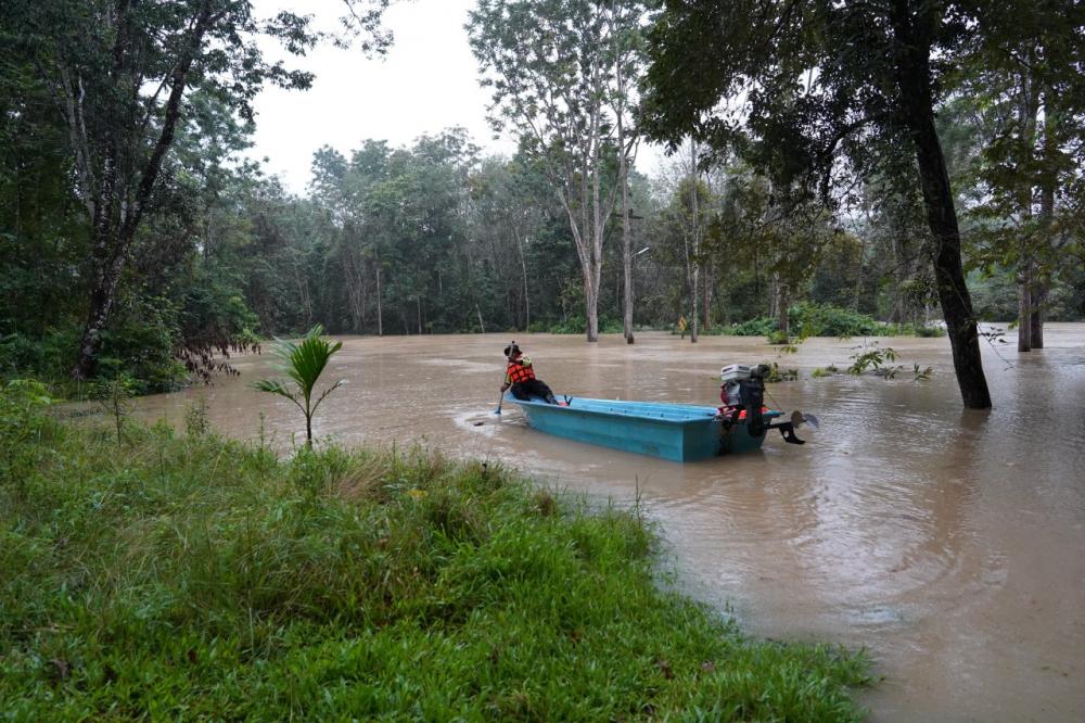 ฝนถล่มยะลา ท่วมแล้ว 3 อำเภอ รักษาการผู้ว่าฯ ลงเยี่ยมชาวบ้านที่ อ.ยะหา