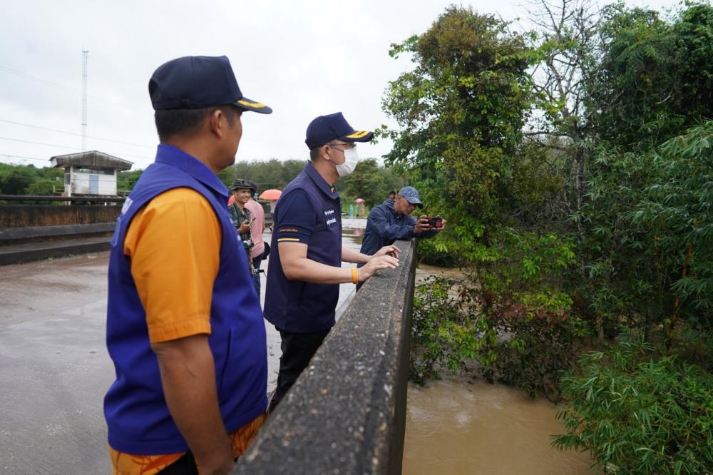 ฝนถล่มยะลา ท่วมแล้ว 3 อำเภอ รักษาการผู้ว่าฯ ลงเยี่ยมชาวบ้านที่ อ.ยะหา