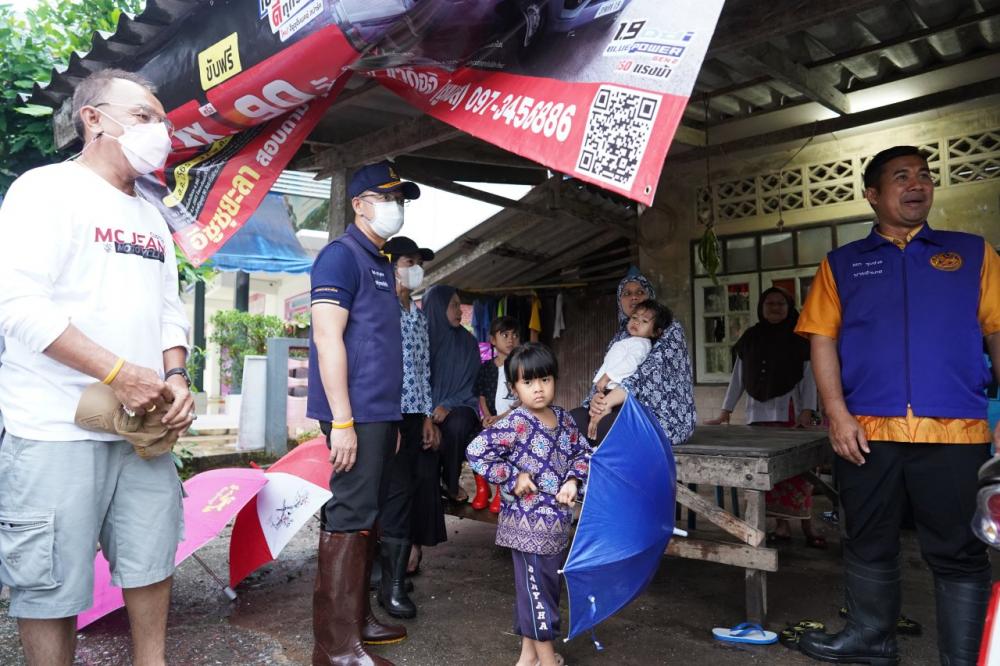 ฝนถล่มยะลา ท่วมแล้ว 3 อำเภอ รักษาการผู้ว่าฯ ลงเยี่ยมชาวบ้านที่ อ.ยะหา