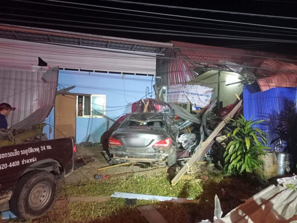 17-year-old girl racing Benz breaks curve, 100 dead bodies in Nakhon Phanom crash into house Fortunately, no one died.