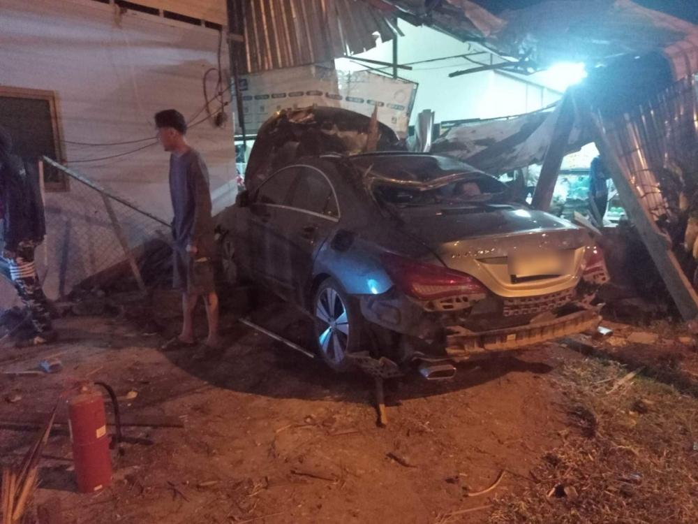 17-year-old girl racing Benz breaks curve, 100 dead bodies in Nakhon Phanom crash into house Fortunately, no one died.